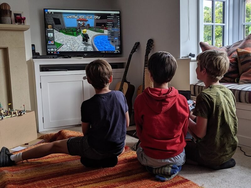 Niños jugando Roblox